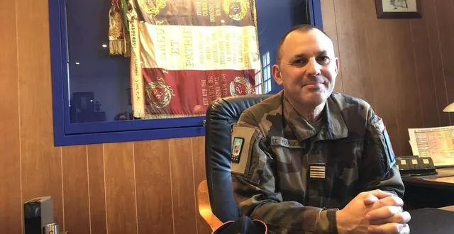 photo  le colonel thomas rousseau, dans le bureau que son père a occupé avant lui, de 1992 à 1994. à l’arrière-plan, le drapeau du régiment.  &copy;  ouest-france 