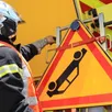 photo une quinzaine de pompiers sont intervenus ce mardi 23 janvier 2024 pour venir en aide à une trentaine de collégiens et au conducteur d’un car, accident sur une route de campagne à tresson.