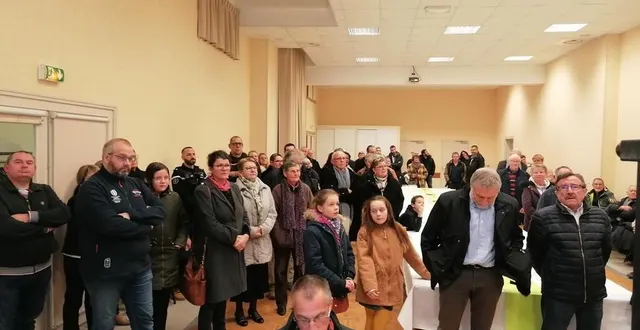 photo  plus de cent personnes ont assisté aux vœux de pierre chatellier.  &copy;  ouest-france 