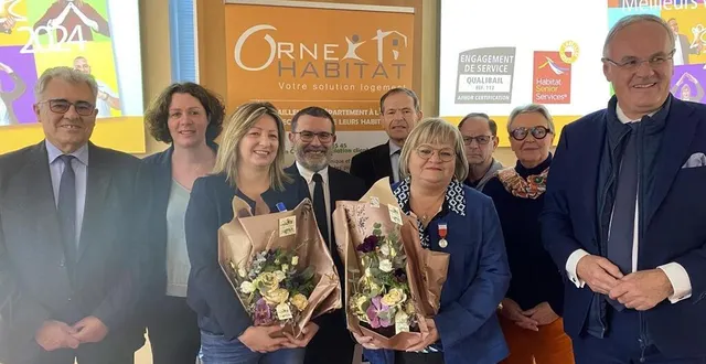 photo  durant la cérémonie des vœux, les salariées séverine bisson et nathalie lecaille, qui entourent leur directeur christophe bouscaud, ont reçu la médaille du travail échelon argent, pour vingt années de service.  &copy;  ouest-france 