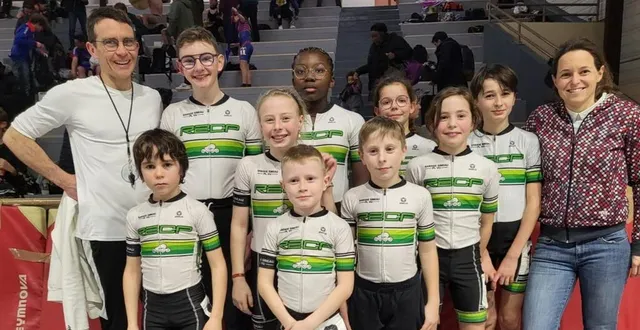 photo  les jeunes compétiteurs du groupe 2 entourés par maxime, le juge régional, et anne-claire maillard.  &copy;  @r2cp 