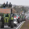 photo les tracteurs sont notamment passés par la route du mans, ce mardi 23 janvier 2024, à sablé-sur-sarthe.