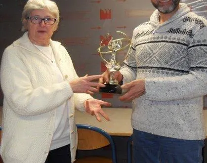 photo  mme leroux, vainqueure l’an passé transmet le trophée à emmanuel durand, vainqueur 2024.  &copy;  le maine libre 