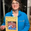 photo  estelle mille, présidente de l’association, présente l’affiche du spectacle. 