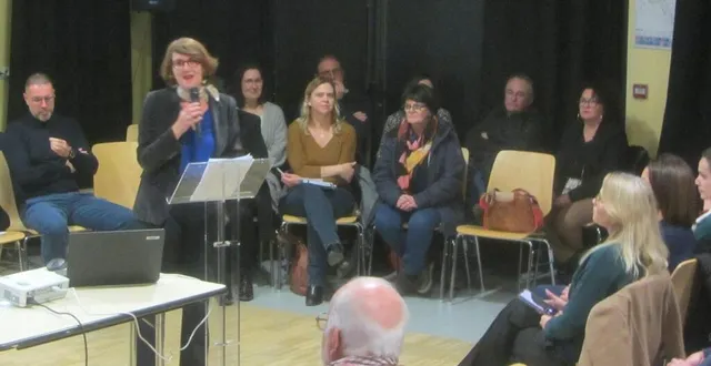 photo  virginie guichard, maire de saint-augustin-des-bois et son conseil municipal lors de la cérémonie de présentation des vœux vendredi dernier.  &copy;  ouest-france 