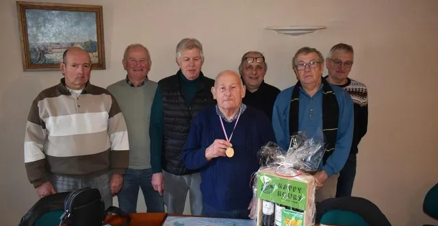 photo  roger chevallier au centre, 50 ans de bénévolat récompensés.  &copy;  le maine libre 