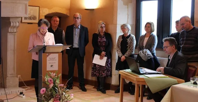 photo  nathalie dupont a fait visiter la mairie avant de laisser ses adjoints présenter les principaux investissements de la commune.  &copy;  ouest-france 