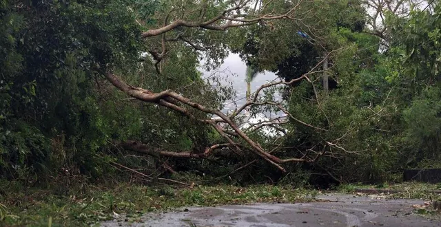 photo  une semaine après les dégâts provoqués par le cyclone belal, le sud de l’île de la réunion a été placé en vigilance rouge avant l’arrivée de la tempête candice.  &copy;  sly / imaz press / afp 