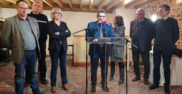 photo  le maire, pierre chivard, entouré de claudine bellenger, présidente de la communauté de communes ; de la sénatrice, nathalie goulet ; de l’adjudant-chef frédéric cosson ; de françois montambault, administrateur du château ; de thierry clérembaux et laurent marting, conseillers départementaux.  &copy;  ouest-france 