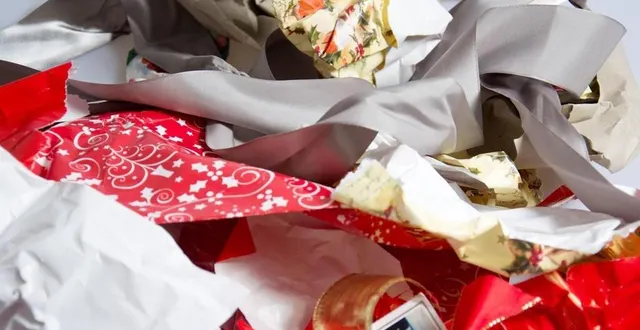 photo  les papiers se trient. certains vont dans le bac jaune, d’autres avec les ordures ménagères.  &copy;  daniela stärk – stock.adobe.com 