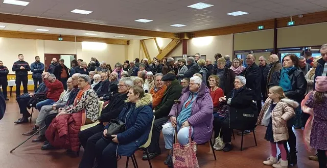 photo  les habitants de la nouvelle commune sont venus nombreux à la salle jean-féron pour partager les vœux avec sébastien leroux, maire, et partager la traditionnelle galette des rois.  &copy;  ouest-france 