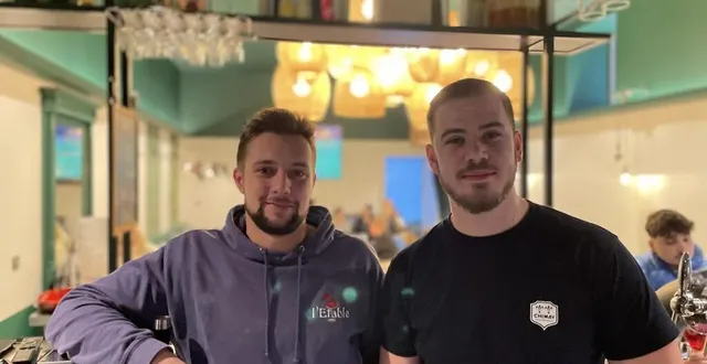 photo  kenny hubert salarié de l’étable et ferdinand leprince, le gérant, fêtent le premier anniversaire du bar situé au rond-point des saveurs à flers, dans l’orne.  &copy;  ouest-france 