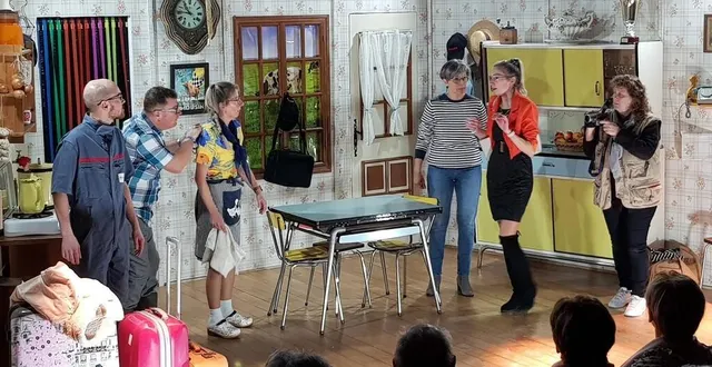 photo  la troupe, composée d’acteurs, de souffleuses et de techniciens, a reçu de chaleureux applaudissements.  &copy;  le maine libre 