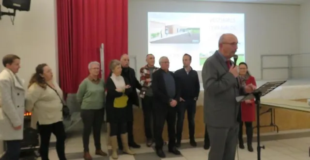 photo  jacky marchand, maire de trangé, entouré des conseillers municipaux, a présenté ses vœux aux habitants.  &copy;  le maine libre 