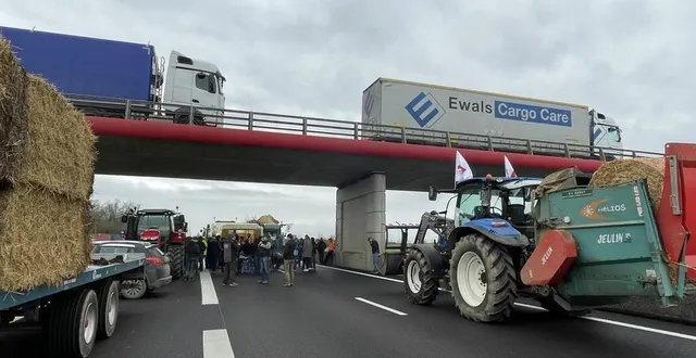 photo  des agriculteurs ont bloqué l’autoroute a 28.  &copy;  ouest-france 