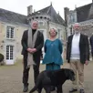 photo  xavier de richemont, peintre vidéo, en compagnie de florence de saint-genys, propriétaire du château de la lorie, olivier raymond, président de l’association des amis du château de la lorie, et jean luard, vice-président. 