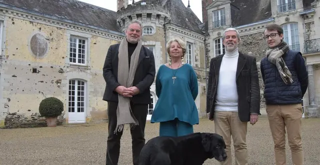 photo  xavier de richemont, peintre vidéo, en compagnie de florence de saint-genys, propriétaire du château de la lorie, olivier raymond, président de l’association des amis du château de la lorie, et jean luard, vice-président.  &copy;  co – joël audouin 
