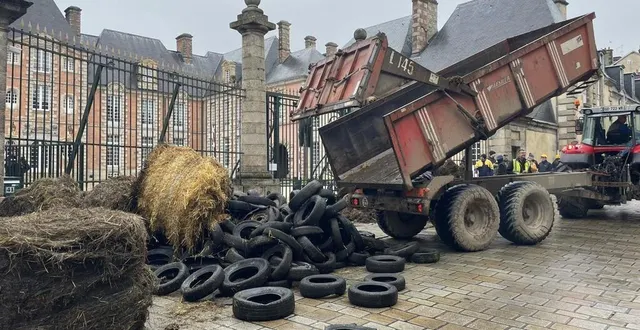 photo  pneus, bâches, fumier, roundballers ont été déversés devant la préfecture de l’orne, à alençon.  &copy;  ouest-france 