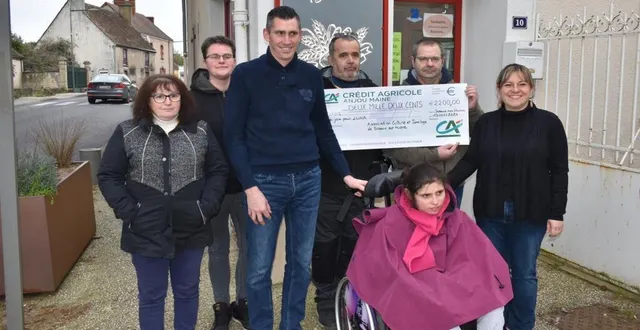 photo  luna entourée de ses parents et des membres de l’association.  &copy;  le maine libre 