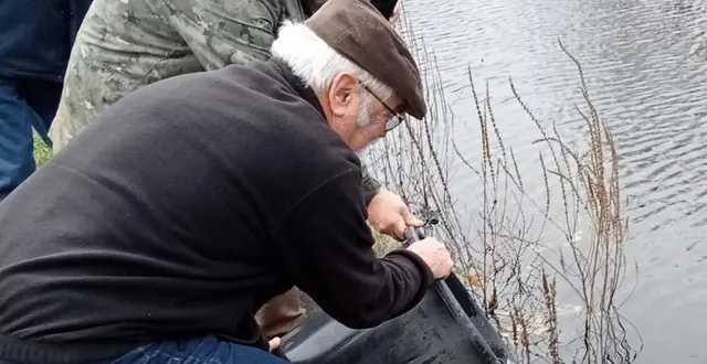 photo  des membres du bureau ont procédé à un alevinage à l’étang de la gare.  &copy;  le maine libre 