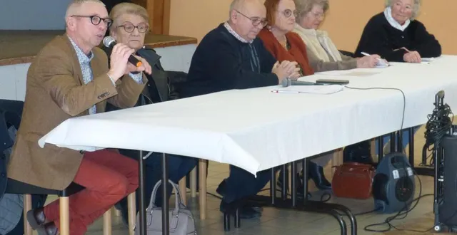 photo  le bureau de oizissimo avec le maire jean-claude boiziau (à g.), lors de l’assemblée générale.  &copy;  le maine libre 