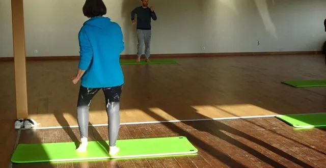 photo  un des cours de gym avec christophe, dans la salle touraine, qui est utilisée en plus de la salle de loisirs.  &copy;  le maine libre 