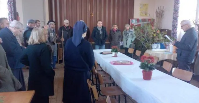 photo  le moulin rouge de jean-jacques faure a de nouveau brillé durant les vacances de noël. 2 000 visiteurs sont venus route des crêtes en faisant 760 € de dons remis lundi, à deux associations, les restos du cœur de bonnétable et aux religieuses du village.  &copy;  ouest-france 