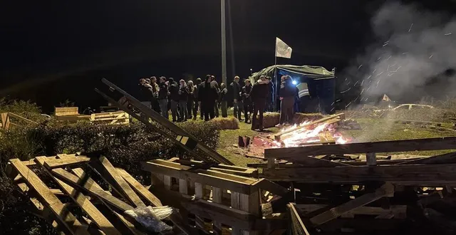 photo  environ 70 agriculteurs en colère ont tenu un rond-point à flers (orne) bloquant les camions dont la marchandise est étrangère.  &copy;  ouest-france 