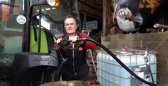 photo  stéphane cœuret doit faire le plein de chaque tracteur environ une fois par semaine, « parfois plus lors des périodes de pointe ».  &copy;  le maine libre 