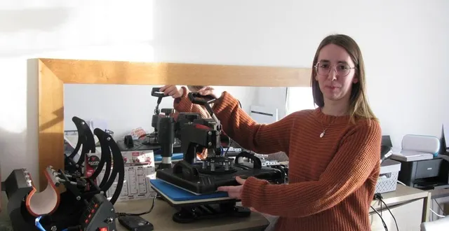 photo  sahra prévost, devant ses appareils de travail.  &copy;  ouest-france 