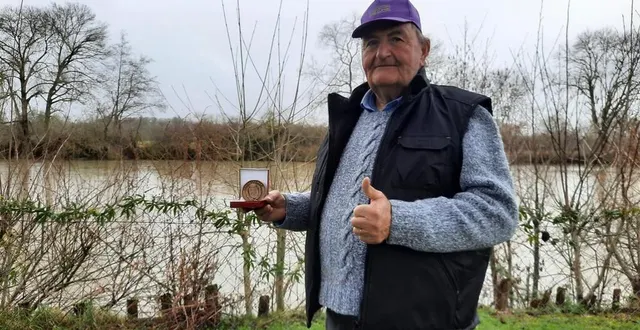 photo  serge pierre dit fortier, président de la gaule luchoise durant plus de huit ans, a reçu la médaille de la ville.  &copy;  ouest-france 