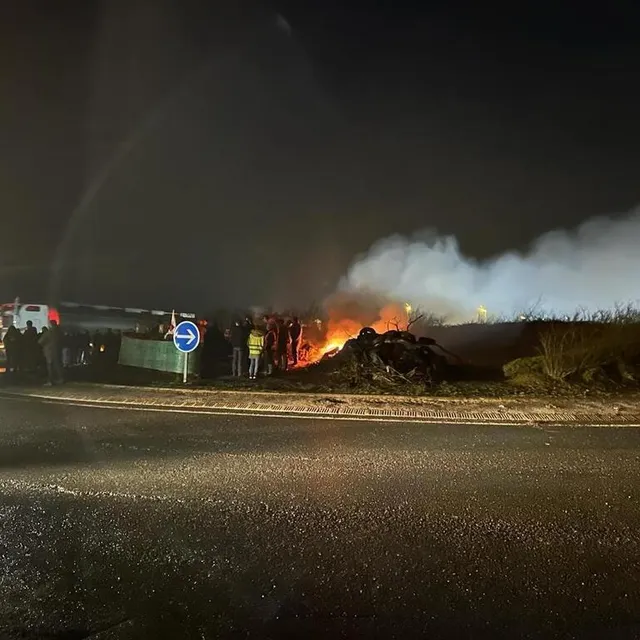 photo au plus fort du blocage, les agriculteurs étaient 200, dans la nuit de jeudi à vendredi, à sées.  ©  jeunes agriculteurs de l’orne