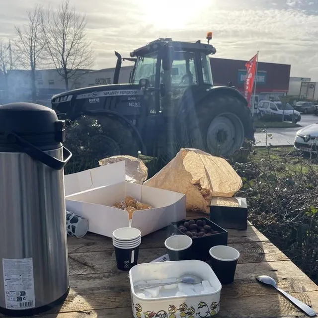 photo le barrage à flers, qui a tenu toute la nuit, va progressivement se lever vers midi.  ©  ouest-france