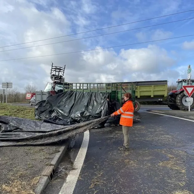 photo les manifestants lèvent progressivement le barrage à flers.  ©  ouest-france