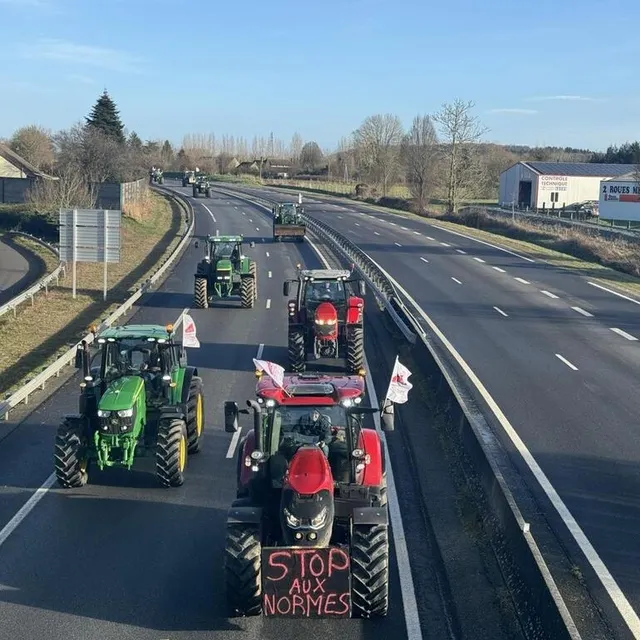 photo le convoi d’agriculteurs s’est scindé en deux au mêle-sur-sarthe.  ©  ouest-france
