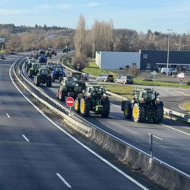 photo le convoi d’agriculteurs s’est scindé en deux au mêle-sur-sarthe.  ©  ouest-france