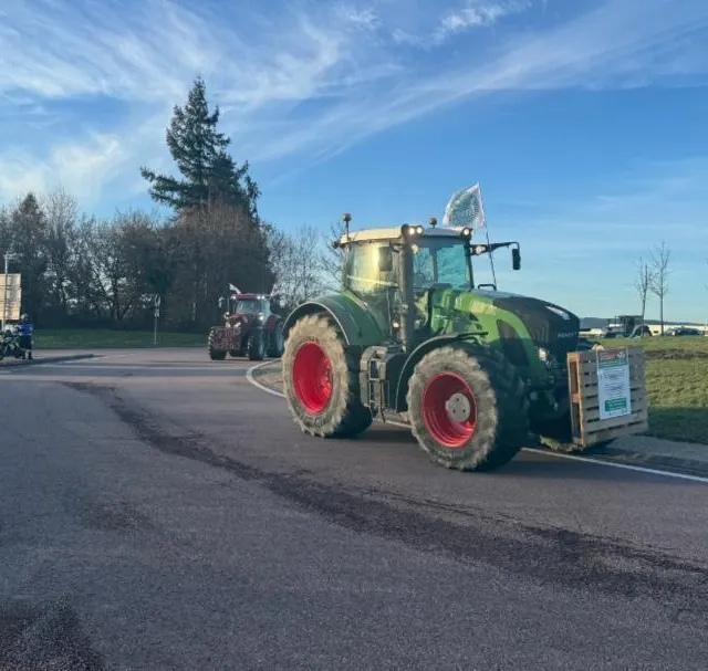 photo environ 40 tracteurs sont arrivés dans alençon vers 17 h au rond-point de la dentelle ce vendredi 26 janvier 2024.  ©  ouest-france