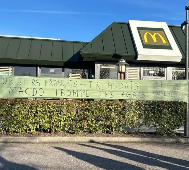 photo un mcdonald’s a été tagué dans l’orne ce vendredi 26 janvier 2024.  ©  ouest-france