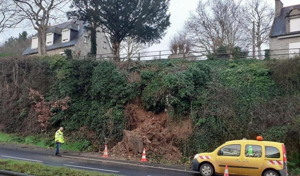 Un bout de falaise s effondre sur la route pr s du barrage de la