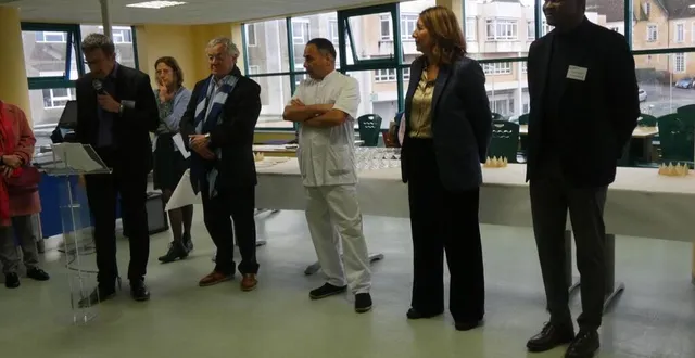 photo  le directeur adjoint, durant les vœux, avec des élus et médecins au centre hospitalier de mortagne-au-perche.  &copy;  ouest-france 