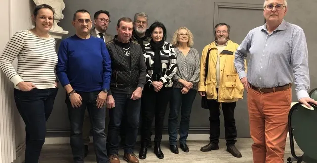 photo  patrice vernhettes, maire de saint-mars-la-brière, est soutenu par l’ensemble des élus restants de son conseil municipal (quelques absents sur la photo).  &copy;  le maine libre 