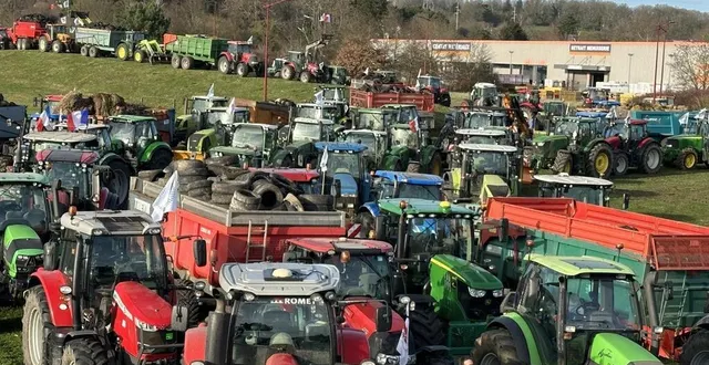photo  près de 500 tracteurs, venus de toute la sarthe, ont convergé, ce vendredi 26 janvier 2024, jusqu’au rond-point de béner, à l’est du mans.  &copy;  ouest-france 