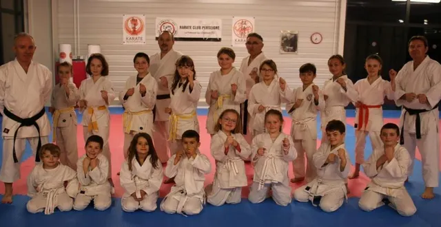 photo  les jeunes karatékas entourés des vétérans et de leurs professeurs.  &copy;  ouest-france 