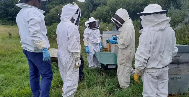 photo  en 2023, le rucher-école du bocage a rassemblé aux tourailles (orne) un groupe de huit élèves passionnés.  &copy;  dr 