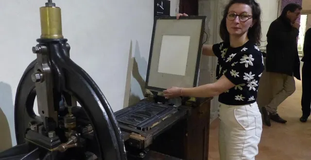 photo  au sein de l’exposition, démonstration du fonctionnement d’une ancienne presse à bras  &copy;  ouest-france 