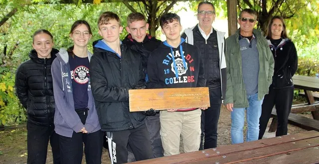 photo  en 2023^ les jeunes avaient participé à l’un de ces ateliers « argent de poche » en rénovant des équipements d’extérieur à vaas.   &copy;  archives le maine libre 