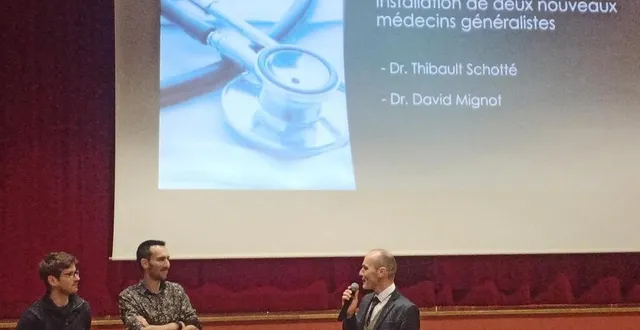 photo  le maire anthony mussard (à droite) a présenté les deux médecins qui se sont récemment installés à loué : david mignot et thibault schotté.  &copy;  ouest-france 