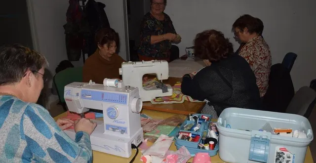 photo  les participantes s’affairent à la création de petit cœur porte-clefs afin de récolter des fonds pour la ligue contre le cancer.  &copy;  ouest-france 