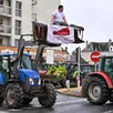 photo  les jeunes agriculteurs se préparent à de nouvelles actions dimanche soir, après celles de vendredi, à sablé-sur-sarthe. 