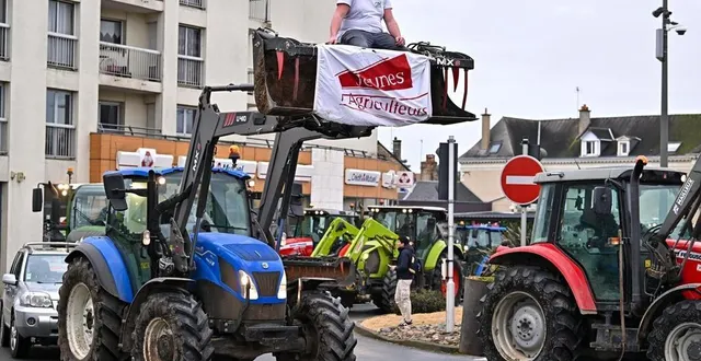photo  les jeunes agriculteurs se préparent à de nouvelles actions dimanche soir, après celles de vendredi, à sablé-sur-sarthe.  &copy;  franck dubray / ouest france 